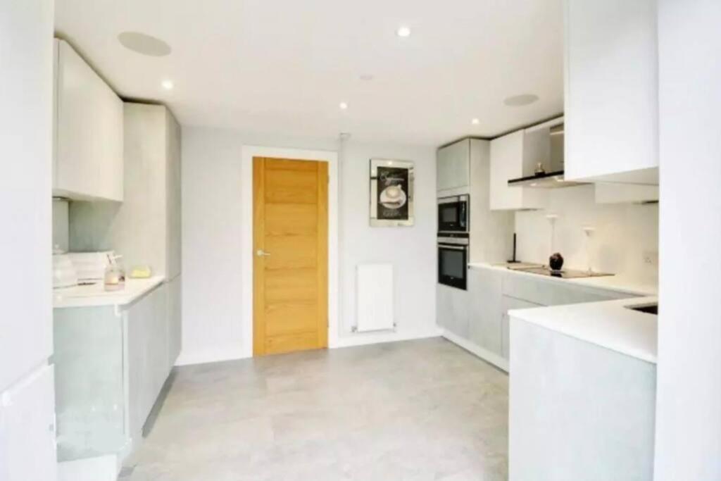 Recently Renovated,Modern House. Train Station Villa North Mymms Exterior photo