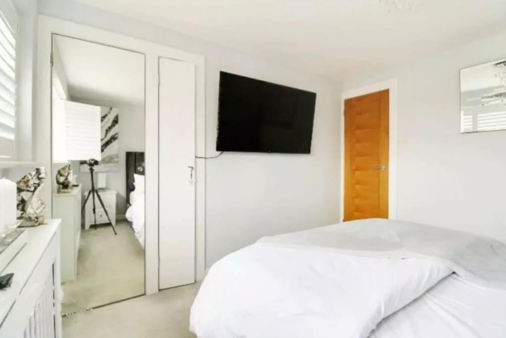Recently Renovated,Modern House. Train Station Villa North Mymms Exterior photo