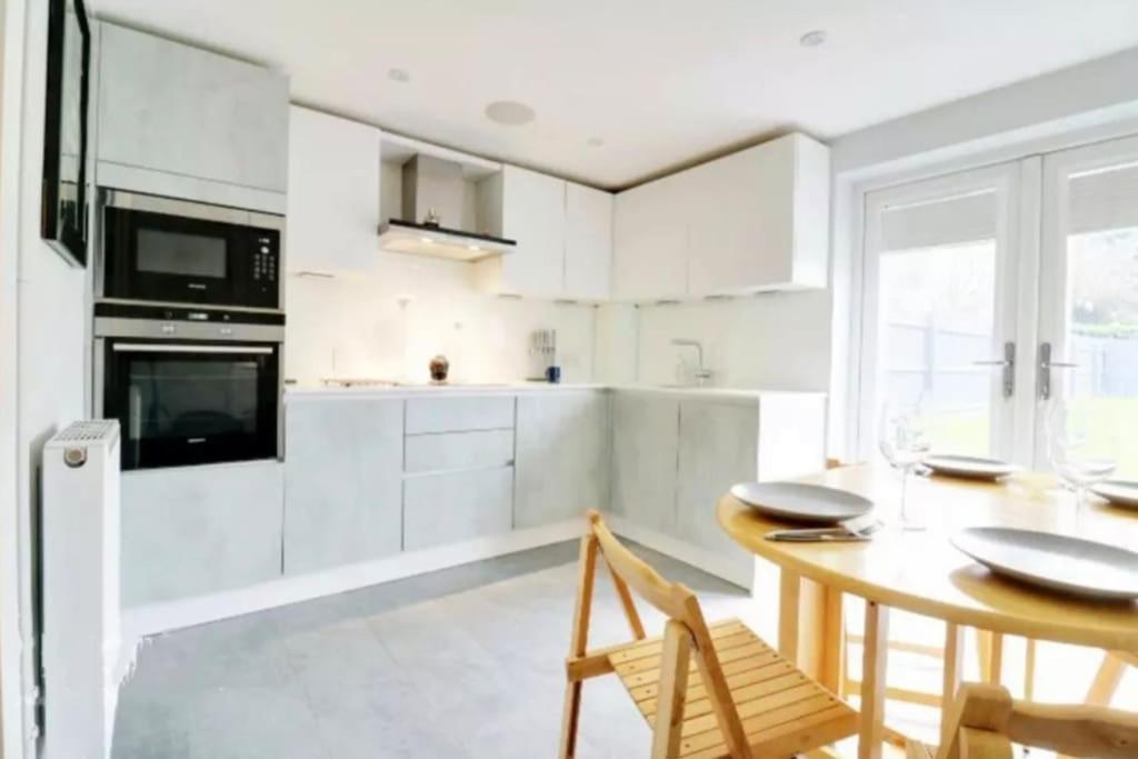 Recently Renovated,Modern House. Train Station Villa North Mymms Exterior photo