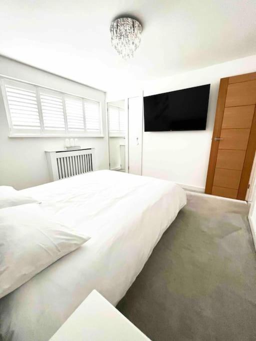 Recently Renovated,Modern House. Train Station Villa North Mymms Exterior photo